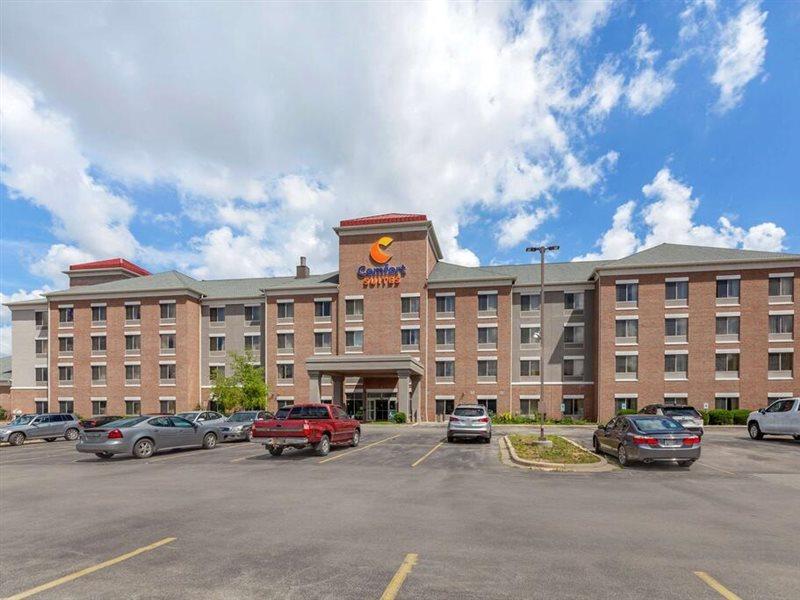 Holiday Inn Express & Suites Milwaukee Nw - Park Place, An Ihg Hotel Экстерьер фото