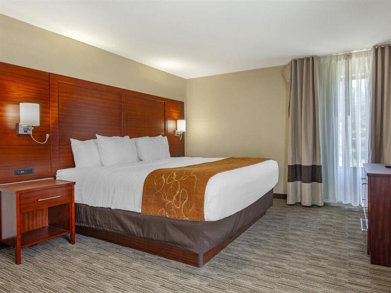 Holiday Inn Express & Suites Milwaukee Nw - Park Place, An Ihg Hotel Экстерьер фото