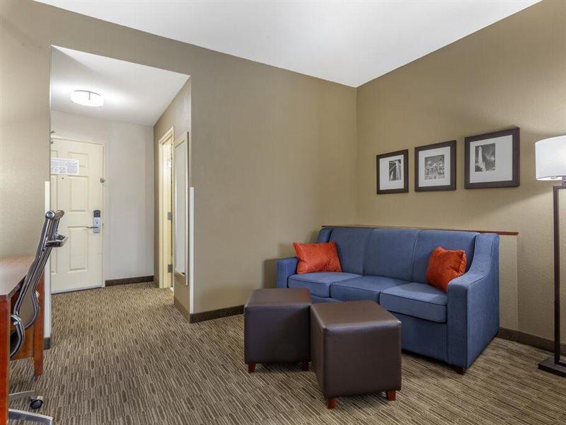 Holiday Inn Express & Suites Milwaukee Nw - Park Place, An Ihg Hotel Экстерьер фото