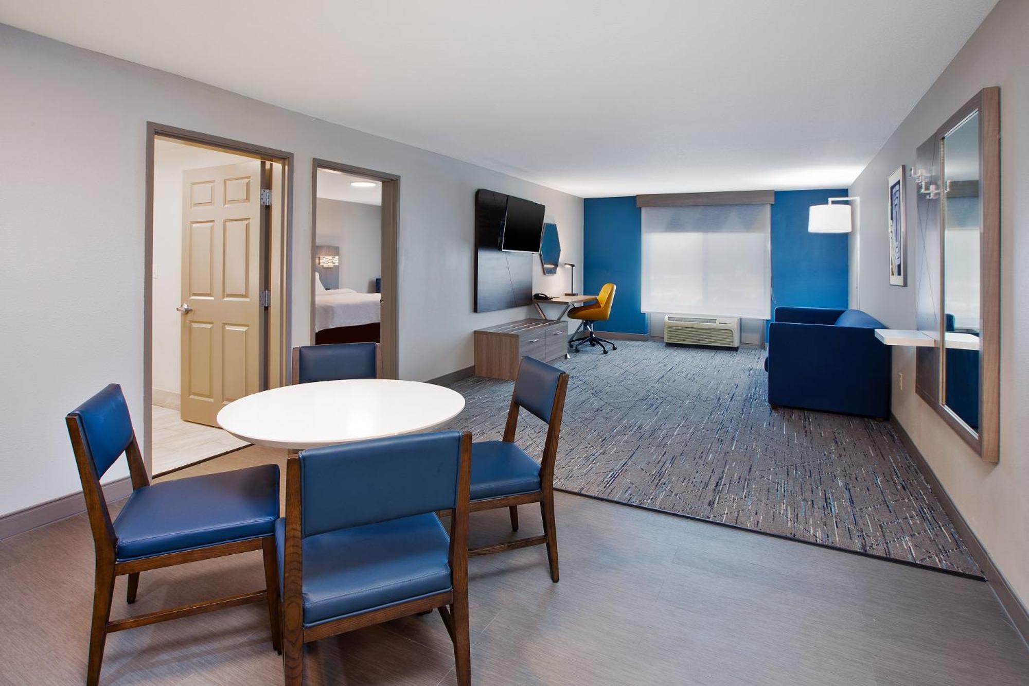 Holiday Inn Express & Suites Milwaukee Nw - Park Place, An Ihg Hotel Экстерьер фото