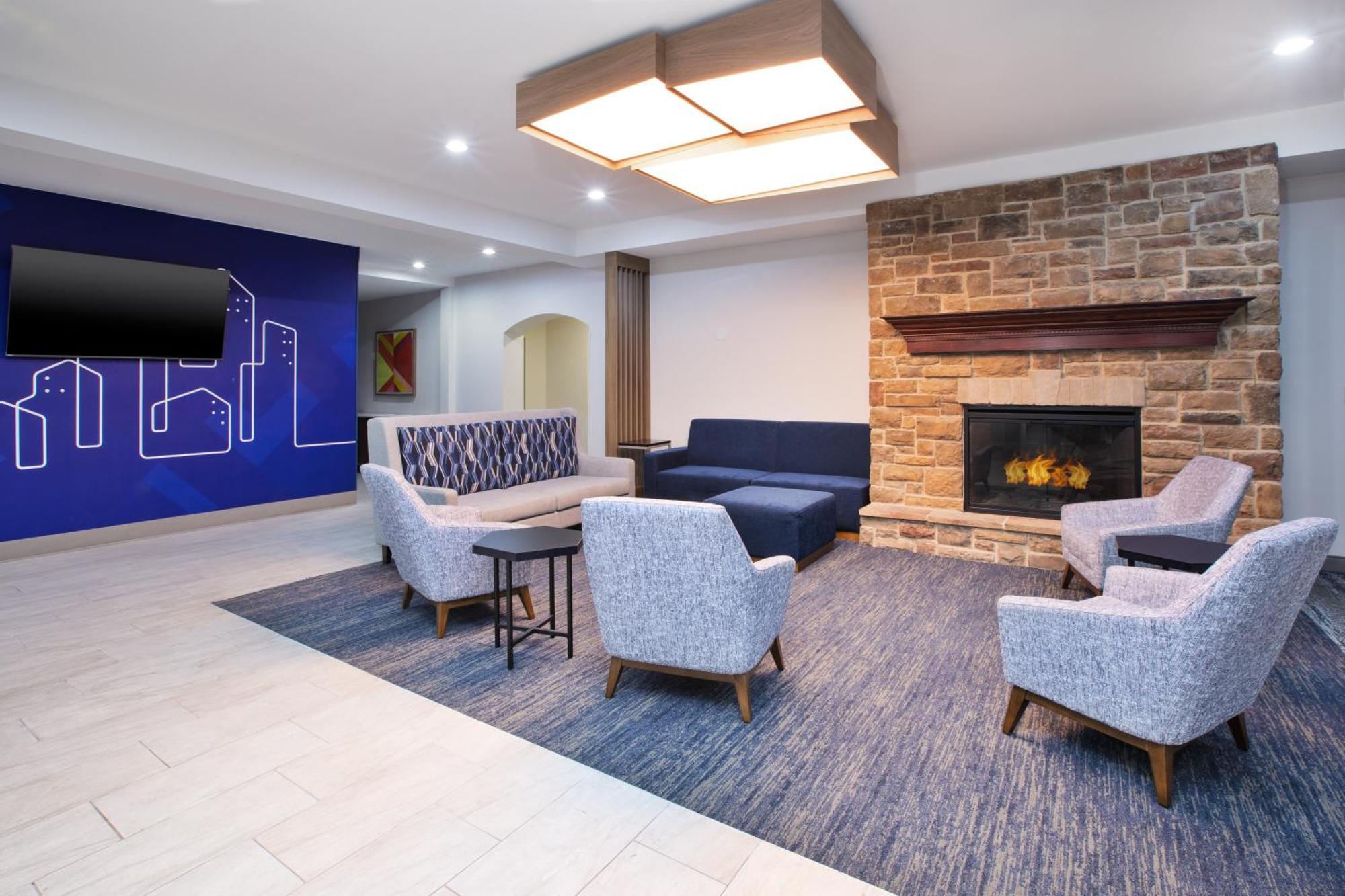 Holiday Inn Express & Suites Milwaukee Nw - Park Place, An Ihg Hotel Экстерьер фото