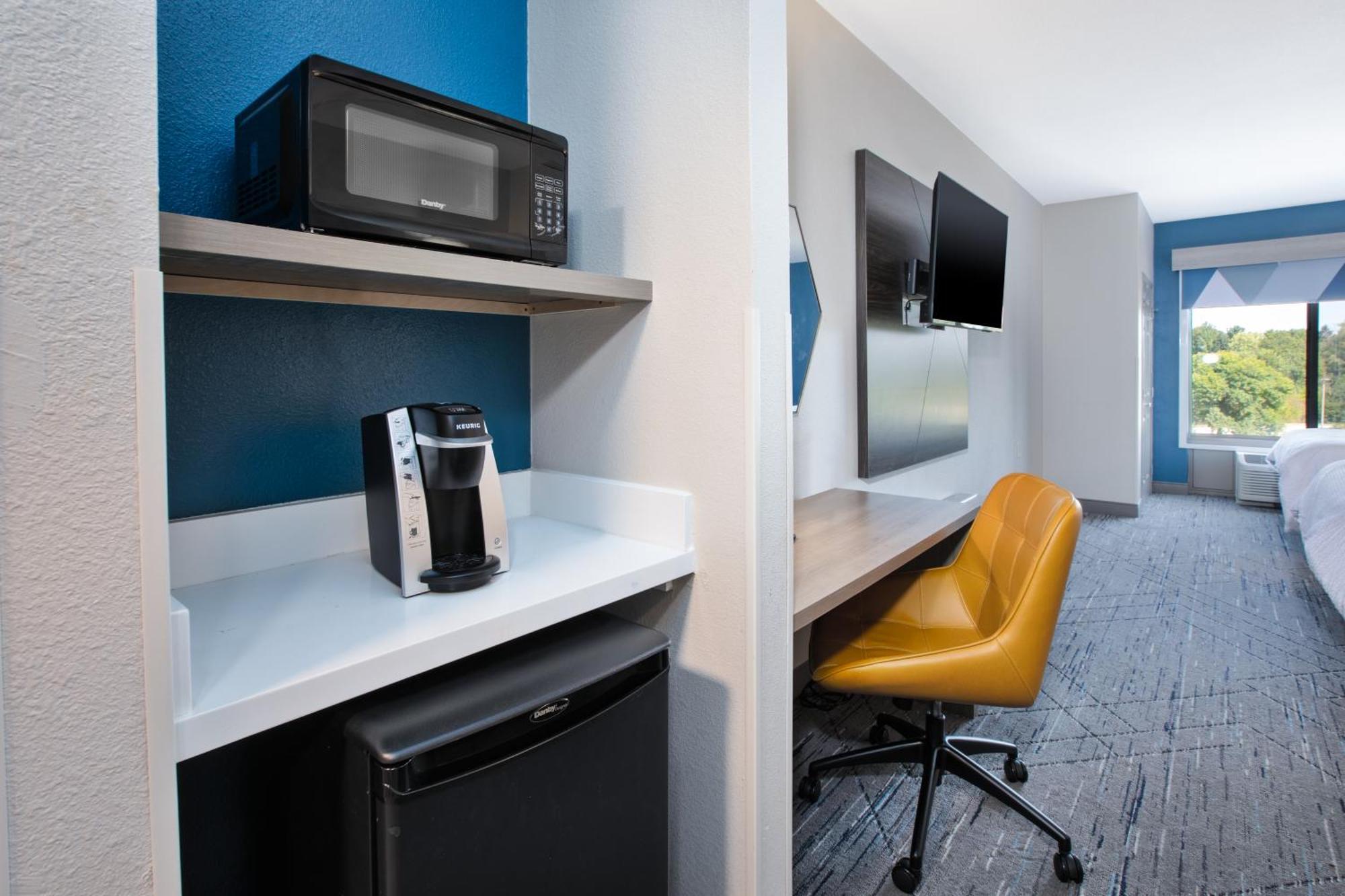 Holiday Inn Express & Suites Milwaukee Nw - Park Place, An Ihg Hotel Экстерьер фото