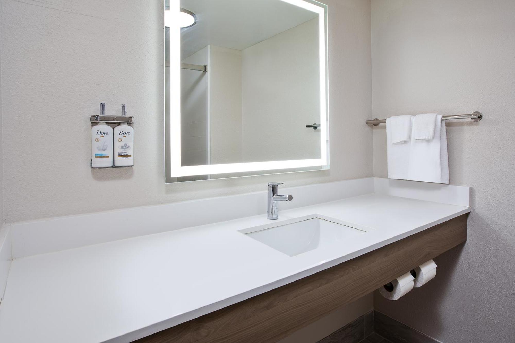 Holiday Inn Express & Suites Milwaukee Nw - Park Place, An Ihg Hotel Экстерьер фото