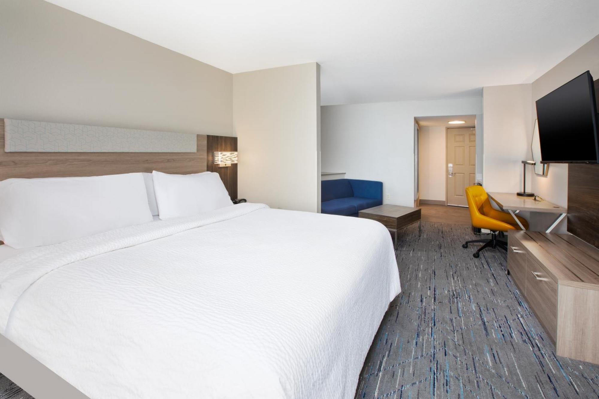 Holiday Inn Express & Suites Milwaukee Nw - Park Place, An Ihg Hotel Экстерьер фото