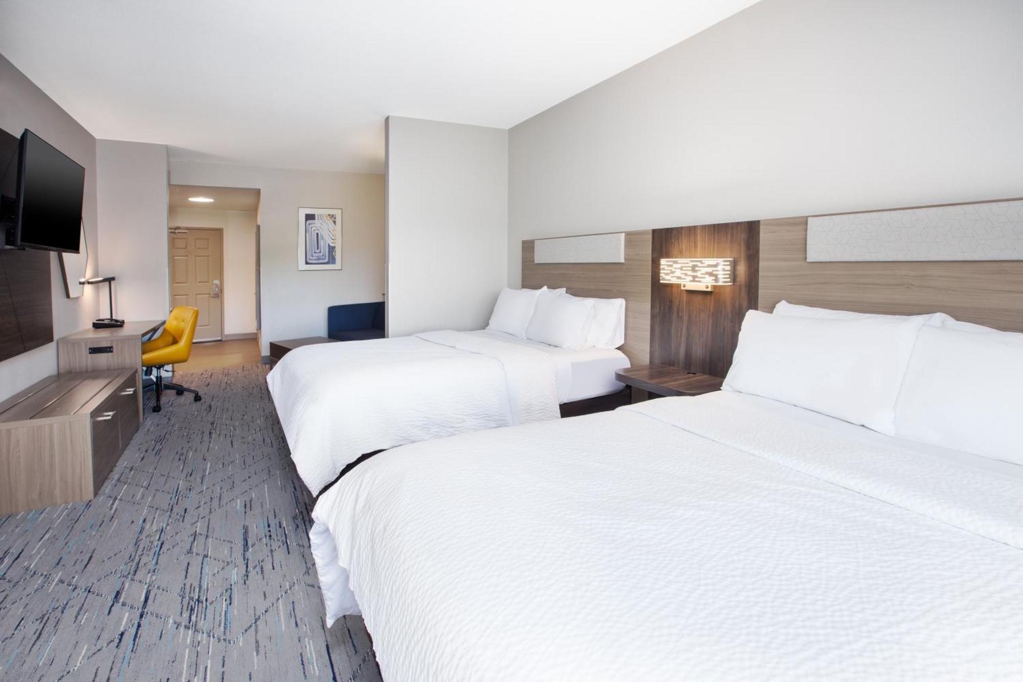 Holiday Inn Express & Suites Milwaukee Nw - Park Place, An Ihg Hotel Экстерьер фото