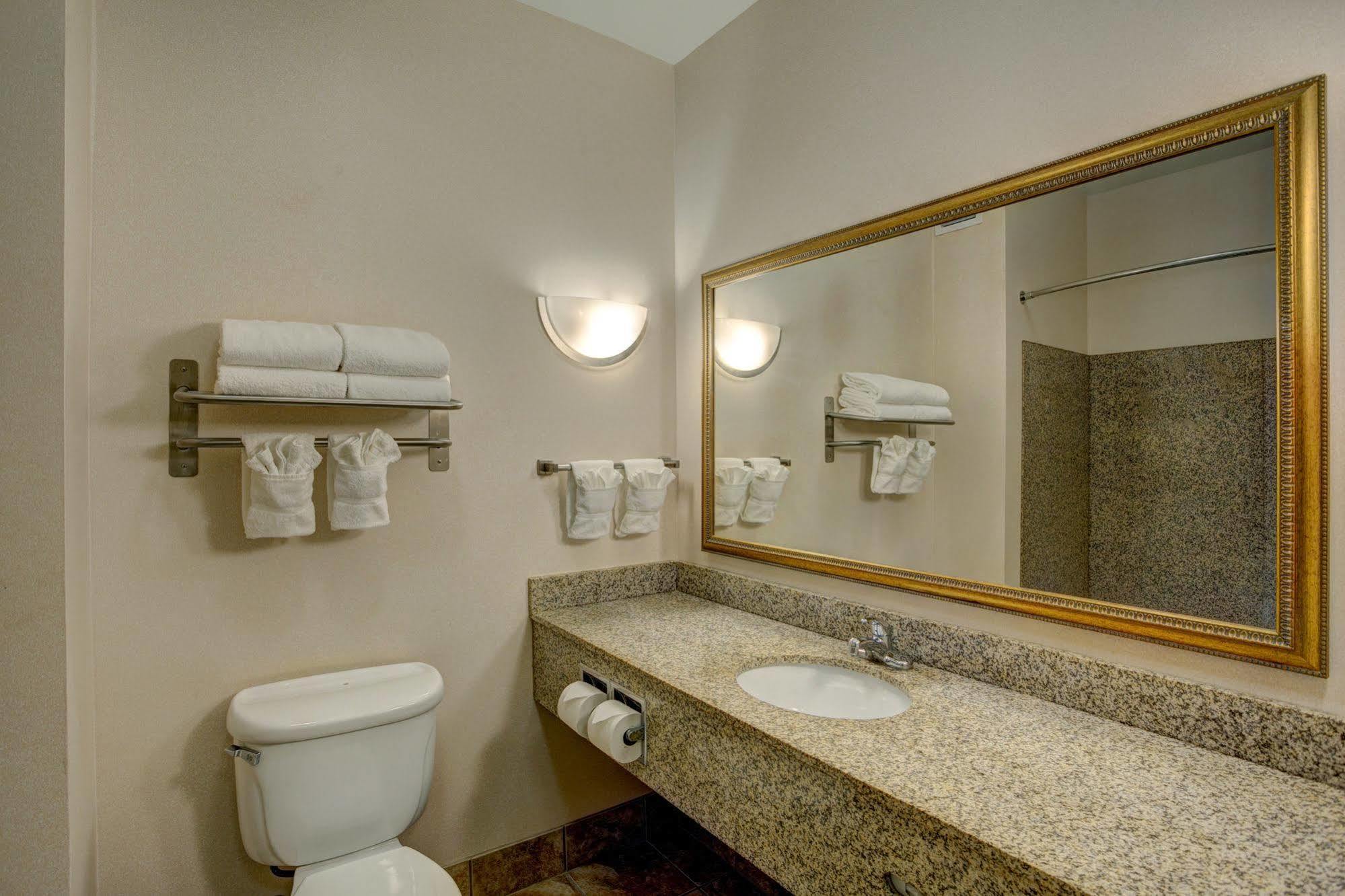 Holiday Inn Express & Suites Milwaukee Nw - Park Place, An Ihg Hotel Экстерьер фото