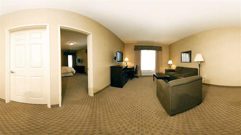 Holiday Inn Express & Suites Milwaukee Nw - Park Place, An Ihg Hotel Экстерьер фото